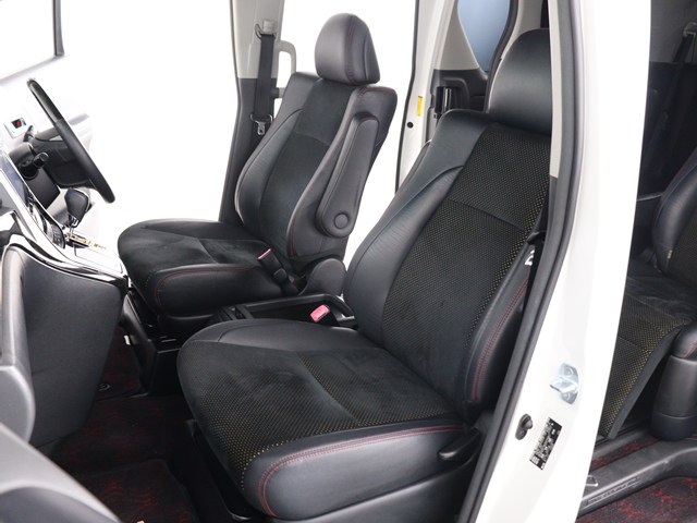 内装の状態も非常にクリーンな状態です｡
ご納車前には専門スタッフが
隅々までクリーニングを行います!