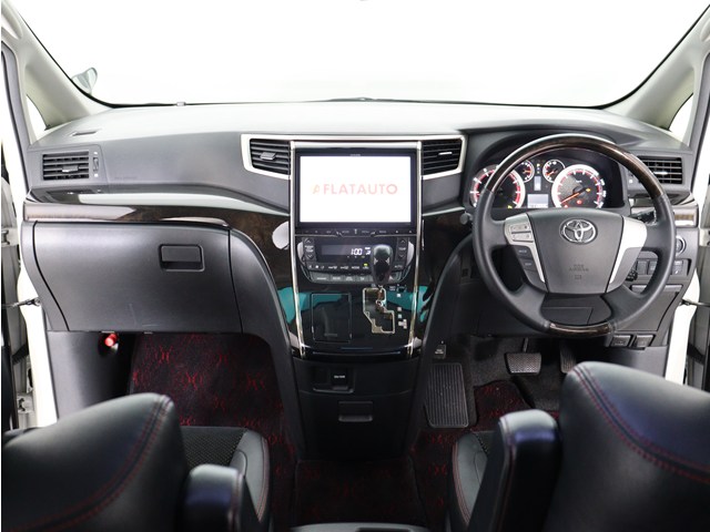 【運転席助手席も広々☆】
広々使えるのは後席だけではございません｡
国内最高峰ミニバンの特権ですね!