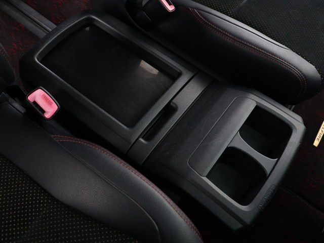 【コンソールボックス】
大容量の収納力が魅力的なコンソールです!
ドリンクホルダーも使いやすい配置です!