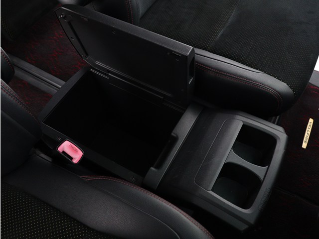 【コンソールボックス】
大容量の収納力が魅力的なコンソールです!
ドリンクホルダーも使いやすい配置です!