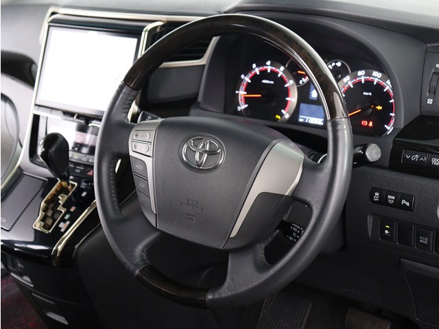 【本革巻きウッドコンビステアリング】
同色のウッド部分と本革のコンビハンドル!
高級感にあふれたステアリングです!