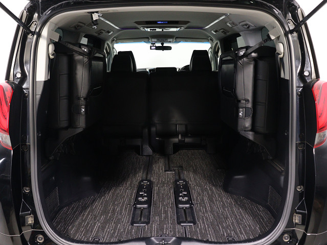 【広々トランクルーム】
スーツケース､ゴルフバッグも楽々収納可能
大人数での旅行にもピッタリの収容量です