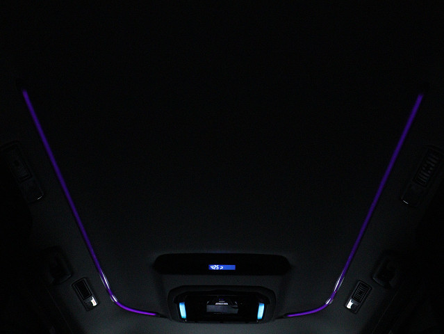 夜間に室内を照らしてくれるルームライトで
す♪♪