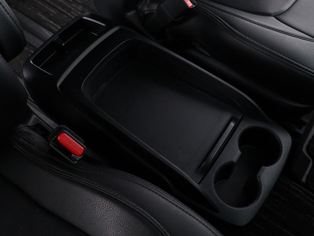 【スライド式コンソールボックス】
大容量の収納力が魅力的なコンソールです!
ドリンクホルダーも使いやすい配置です!