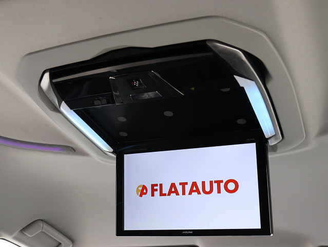 【後席モニター】
ミニバンの必須装備とも言える装備です!
後席の方も飽きることなくドライブが可能!