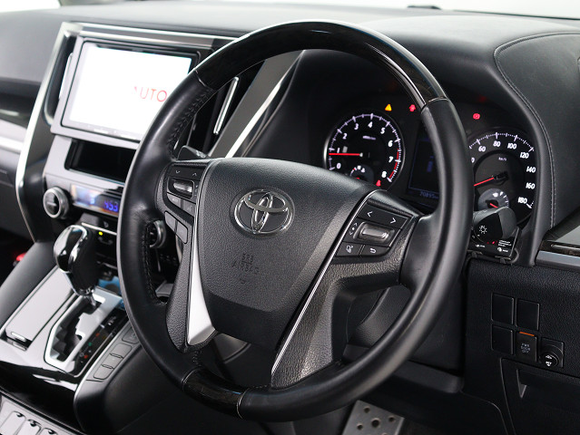 【本革巻きウッドコンビステアリング】
同色のウッド部分と本革のコンビハンドル!
高級感にあふれたステアリングです!