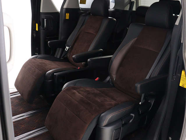 【オットマン完備】
足を伸ばして座れるオットマン完備!
後席の快適空間でドライブをすることが可能