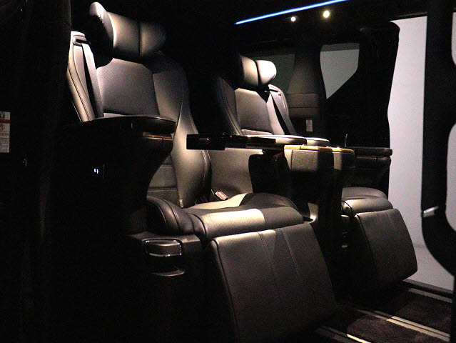 （☆プレミアム黒本革エアシート☆）ブラッ
クレザーを使用した快適な温冷風シート機能
、専用の読書灯、電動リクライニング、電動
オットマン、シートメモリー機能、格納テー
ブル、最上級モデルが入庫しました。