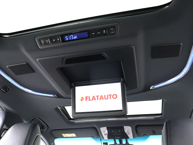 【電動後席モニター】ＪＢＬサウンド専用！
電動開閉後席フリップダウンモニターです。
５．１ｃｈサウンド対応、１７スピーカーの
専用音響システムとなり、人気の装備になり
ます。