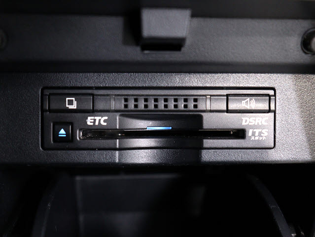 【ビルトインＥＴＣ】
後付けとは異なる一体感が魅力です｡
高速道路でストレスなく走行できます｡