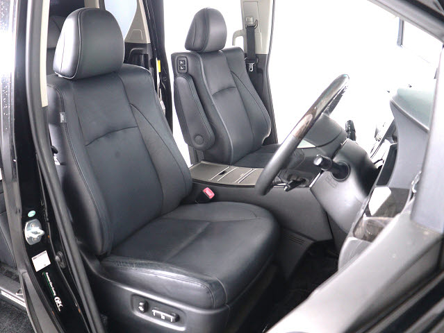 【メモリ機能付きパワーシート】
運転者専用セッティング可能な運転席です!
３名までのポジションを即呼び出します★