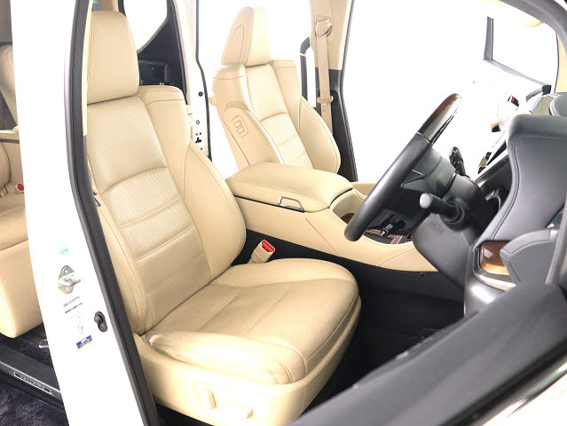 【メモリ機能付きパワーシート】
運転者専用セッティング可能な運転席です!
３名までのポジションを即呼び出します★