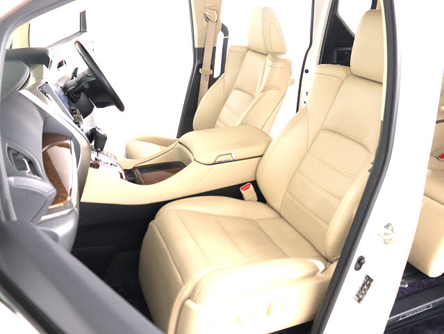 【前席シートヒーター付き】
冬に嬉しいシートヒーター付きのお車です!
エアコンよりも早く暖かくなり､快適です♪