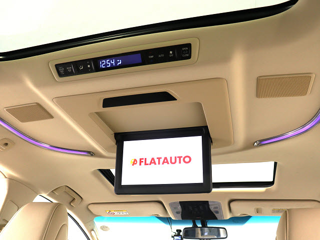 【電動後席モニター】ＪＢＬサウンド専用！
電動開閉後席フリップダウンモニターです。
５．１ｃｈサウンド対応、１７スピーカーの
専用音響システムとなり、人気の装備になり
ます。