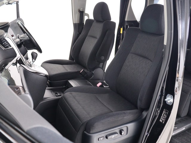 内装の状態も非常にクリーンな状態です｡
ご納車前には専門スタッフが
隅々までクリーニングを行います!