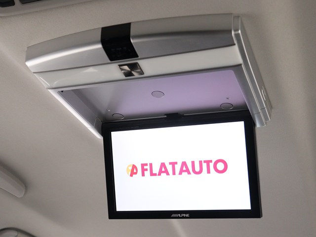 【後席モニター】
ミニバンの必須装備とも言える装備です!
後席の方も飽きることなくドライブが可能!