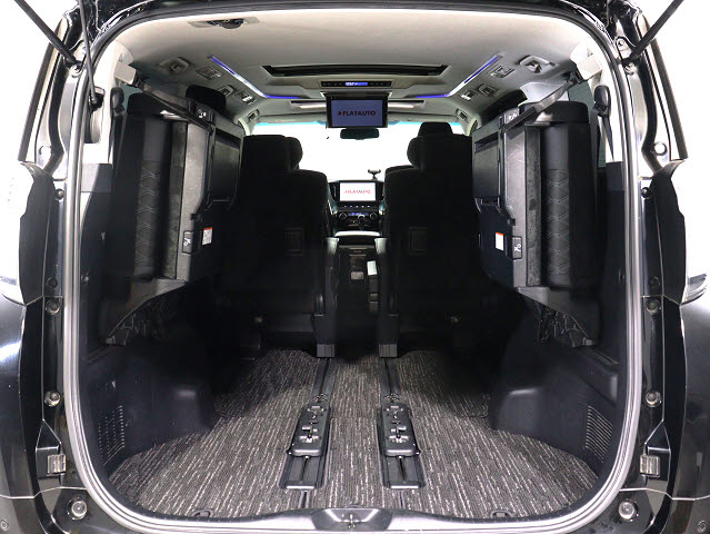 【広々トランクルーム】
スーツケース､ゴルフバッグも楽々収納可能
大人数での旅行にもピッタリの収容量です