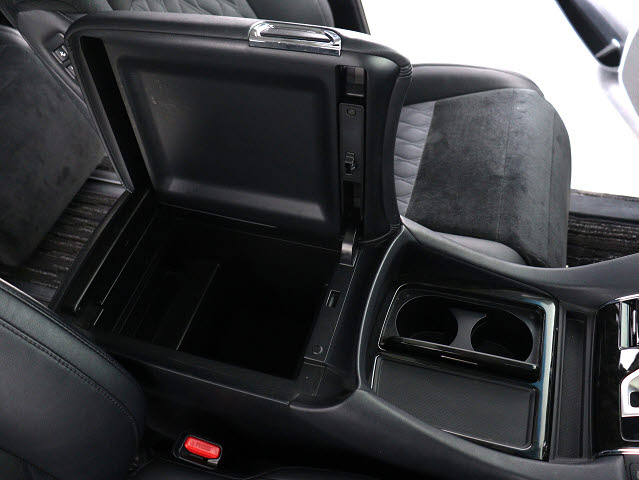 【コンソールボックス】
大容量の収納力が魅力的なコンソールです!
ドリンクホルダーも使いやすい配置です!