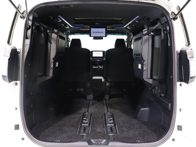 【広々トランクルーム】
スーツケース､ゴルフバッグも楽々収納可能
大人数での旅行にもピッタリの収容量です