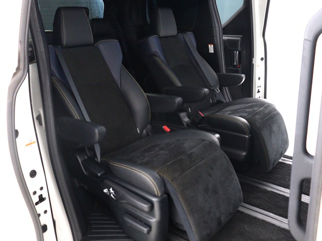 【高級感満載のハーフレザーシート】
カンターラの座面もおしゃれです♪
非常に人気なスポーティシートとなります!