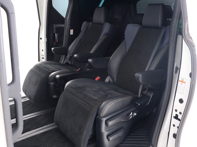 【高級感満載のハーフレザーシート】
カンターラの座面もおしゃれです♪
非常に人気なスポーティシートとなります!