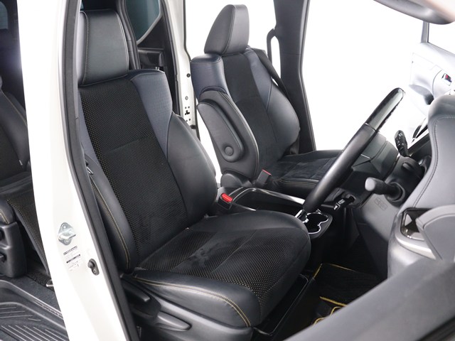 内装の状態も非常にクリーンな状態です｡
ご納車前には専門スタッフが
隅々までクリーニングを行います!