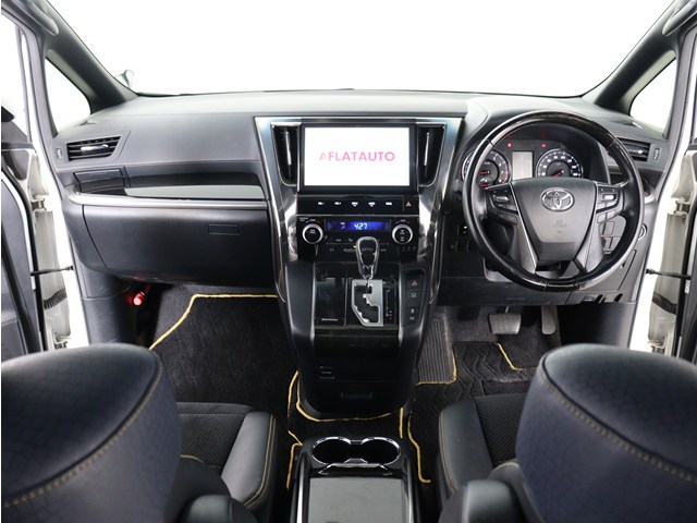 【運転席助手席も広々☆】
広々使えるのは後席だけではございません｡
国内最高峰ミニバンの特権ですね!