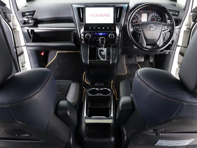 【運転席助手席も広々☆】
広々使えるのは後席だけではございません｡
国内最高峰ミニバンの特権ですね!