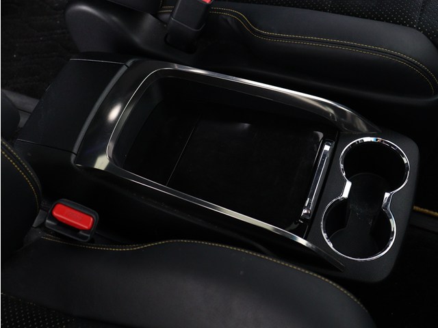 【コンソールボックス】
大容量の収納力が魅力的なコンソールです!
ドリンクホルダーも使いやすい配置です!