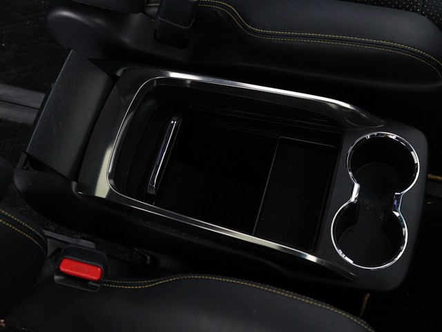 【コンソールボックス】
大容量の収納力が魅力的なコンソールです!
ドリンクホルダーも使いやすい配置です!