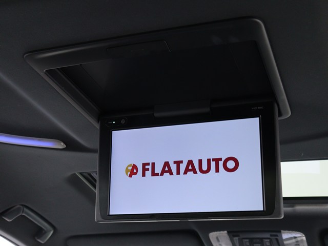 【後席モニター】
ミニバンの必須装備とも言える装備です!
後席の方も飽きることなくドライブが可能!