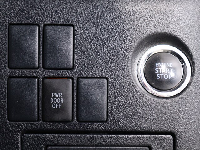 【プッシュスタート】
エンジン始動時はプッシュスタートを採用!
カバンから鍵を取り出す手間も不要です｡
