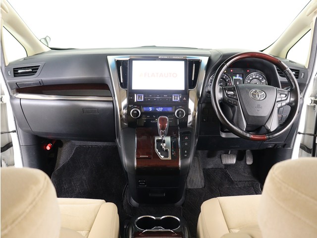 【運転席助手席も広々☆】
広々使えるのは後席だけではございません｡
国内最高峰ミニバンの特権ですね!