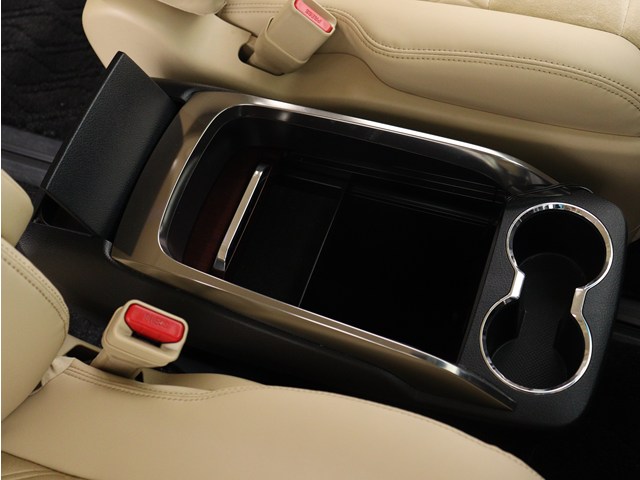 【スライド式コンソールボックス】
大容量の収納力が魅力的なコンソールです!
ドリンクホルダーも使いやすい配置です!