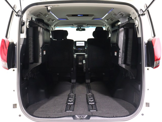 【広々トランクルーム】
スーツケース､ゴルフバッグも楽々収納可能
大人数での旅行にもピッタリの収容量です