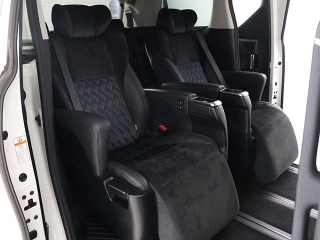 【高級感満載のハーフレザーシート】
カンターラの座面もおしゃれです♪
非常に人気なスポーティシートとなります!