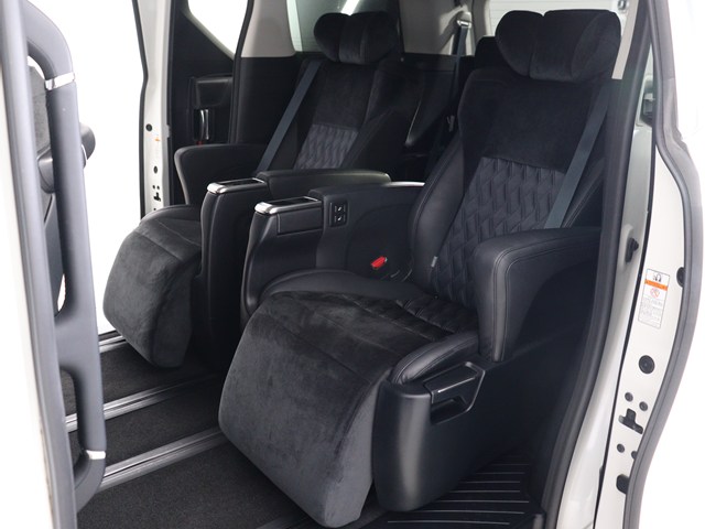 【高級感満載のハーフレザーシート】
カンターラの座面もおしゃれです♪
非常に人気なスポーティシートとなります!