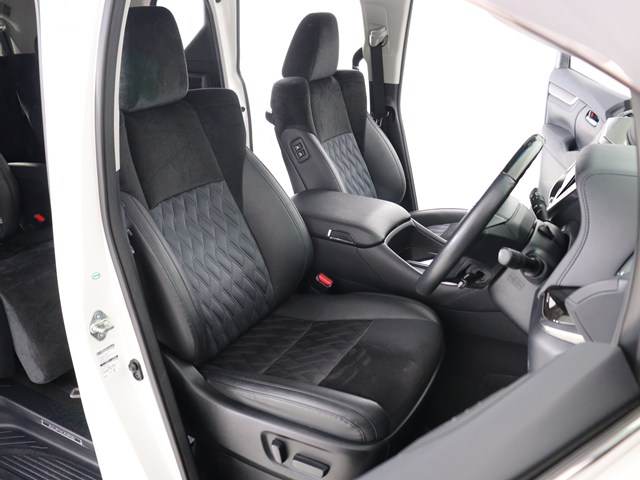 【オットマン完備】
足を伸ばして座れるオットマン完備!
後席の快適空間でドライブをすることが可能