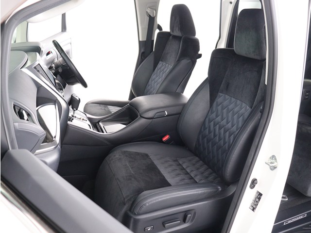 【オットマン完備】
足を伸ばして座れるオットマン完備!
後席の快適空間でドライブをすることが可能