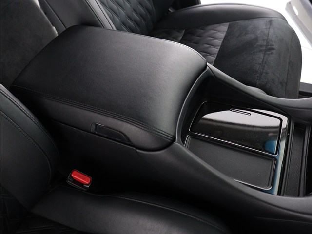 【コンソールボックス】
大容量の収納力が魅力的なコンソールです!
ドリンクホルダーも使いやすい配置です!