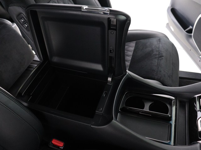 【コンソールボックス】
大容量の収納力が魅力的なコンソールです!
ドリンクホルダーも使いやすい配置です!