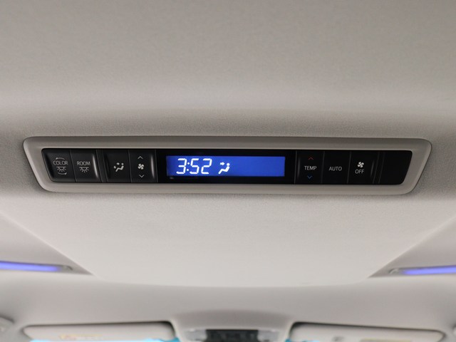 後部座席でエアコン温度をお好みで設定する
ことができます