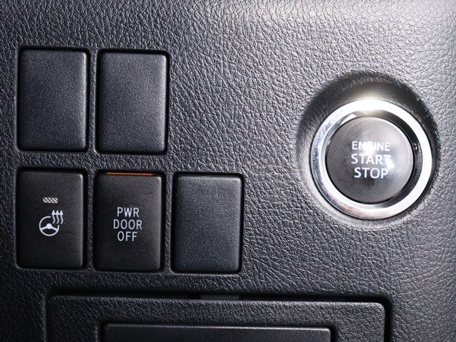 【プッシュスタート】
エンジン始動時はプッシュスタートを採用!
カバンから鍵を取り出す手間も不要です｡