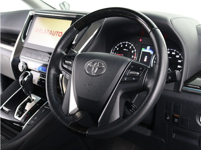 【運転席助手席も広々☆】
広々使えるのは後席だけではございません｡
国内最高峰ミニバンの特権ですね!