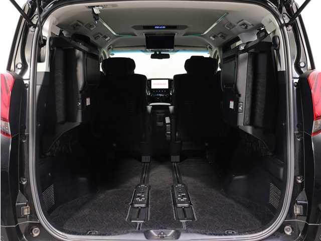 【広々トランクルーム】
スーツケース､ゴルフバッグも楽々収納可能
大人数での旅行にもピッタリの収容量です