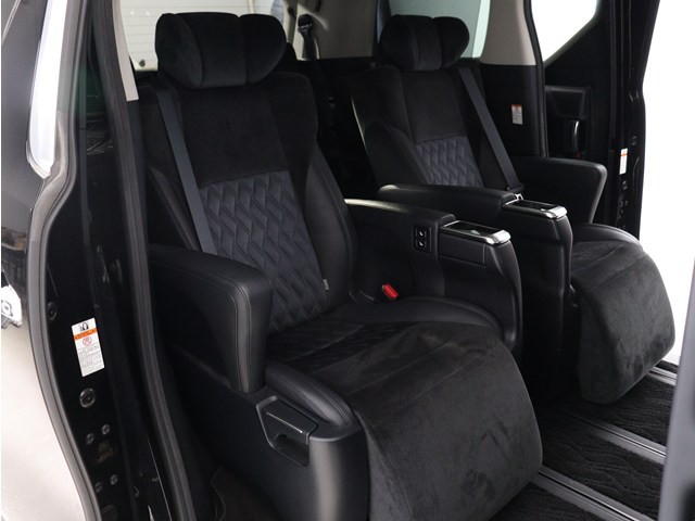 【エグゼクティブパワーシート】
高級感溢れるセカンドシートでございます!
電動リクライニング､オットマン完備!