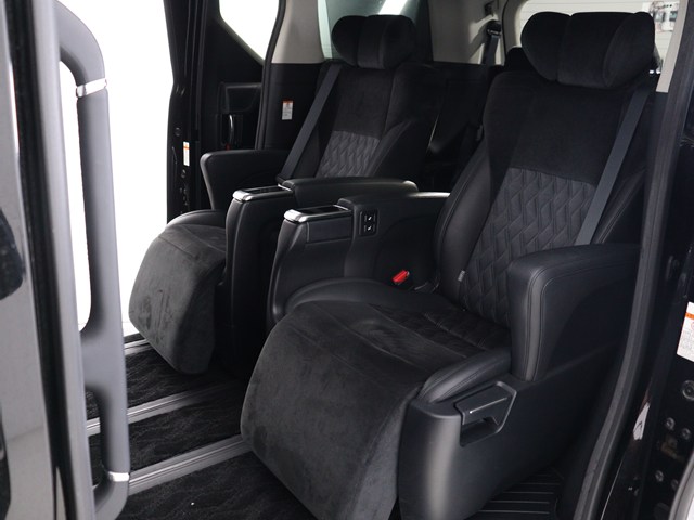 【エグゼクティブパワーシート】
高級感溢れるセカンドシートでございます!
電動リクライニング､オットマン完備!