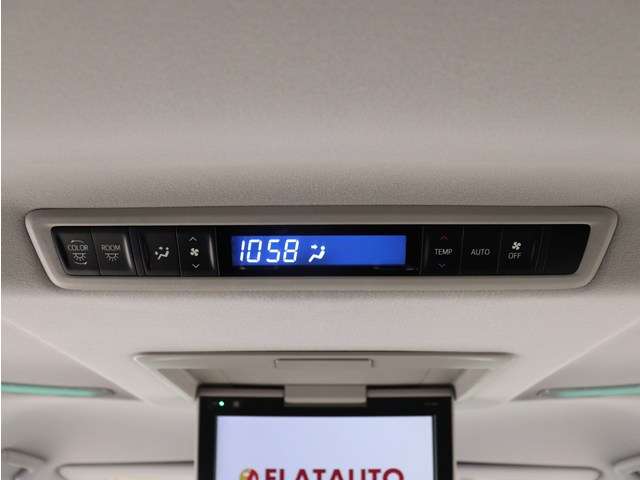 後部座席でエアコン温度をお好みで設定する
ことができます！