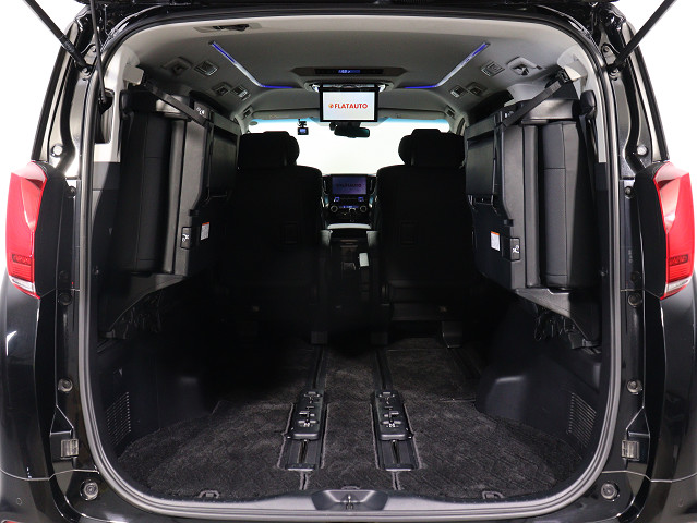 【広々トランクルーム】
スーツケース､ゴルフバッグも楽々収納可能
大人数での旅行にもピッタリの収容量です