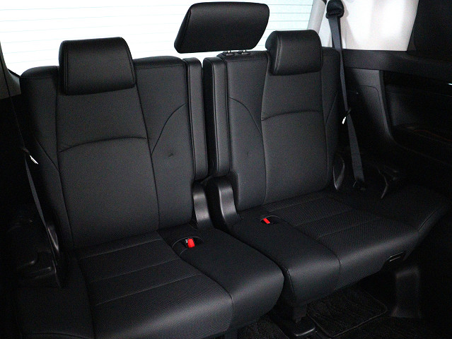 【サードシートまで広々空間】
シートアレンジにて快適空間を演出します!
豊富なアレンジパターンがございます!